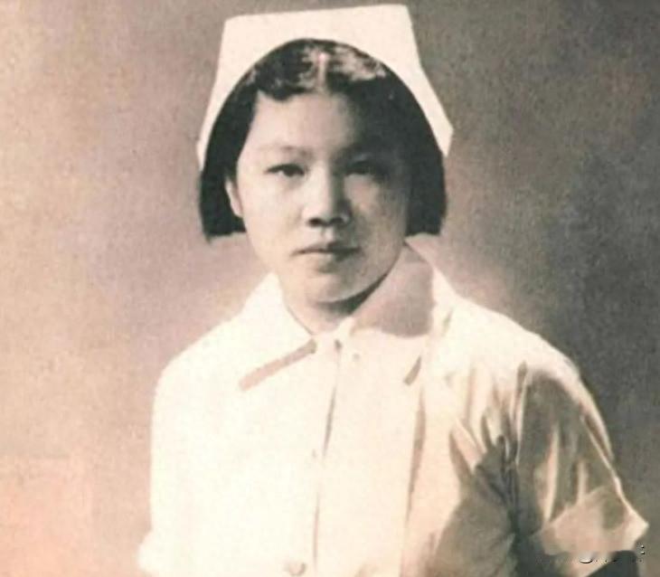 66岁担任上海市人大常委会副主任，她丈夫是中将，两位儿子也都晋升中将，这样的家庭