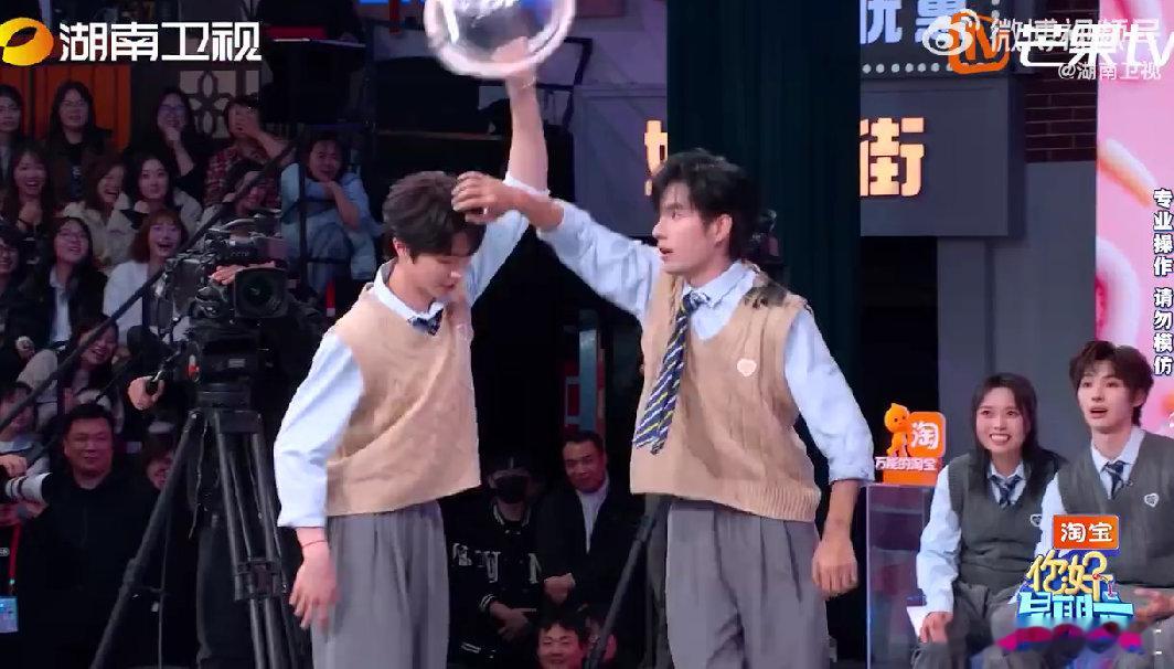 张颜齐张颜齐抡桶抡着抡着突然潇洒上了你好星期六 好六抡水桶游戏，张颜齐全程手拿把