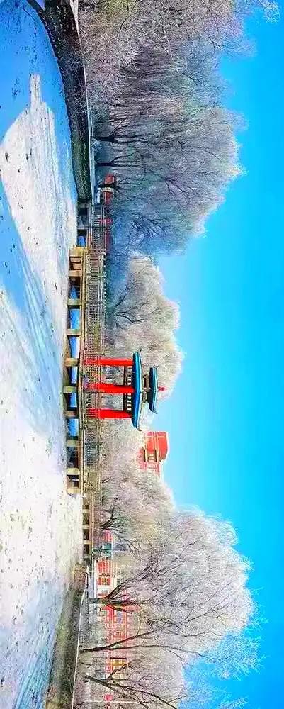 行人步履凿开寂静，栈道引向天际线那端——原是旧时亭台披着新雪，在对称的镜界里，与