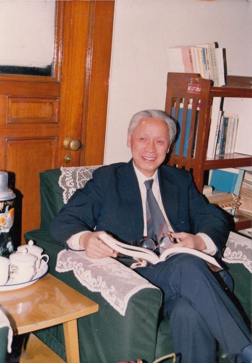 1959年，他瞒着妻子，偷偷把一管不明液体，喂自己刚满月的儿子喝下，为了亿万儿童