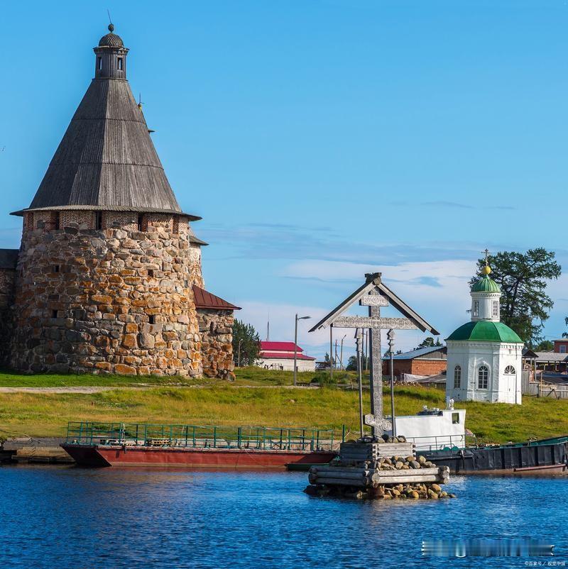 简单说，丹麦在格陵兰岛搞军演，就像家里来了不速之客，主人赶紧叫上几个朋友来家里坐