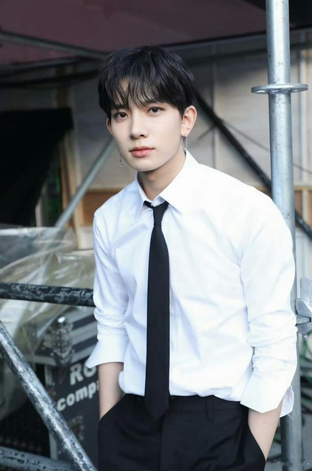 李羲承清爽感扑面而来的清爽少年气息，全都来自李羲承。眉眼清秀干净，气质清冷温柔，