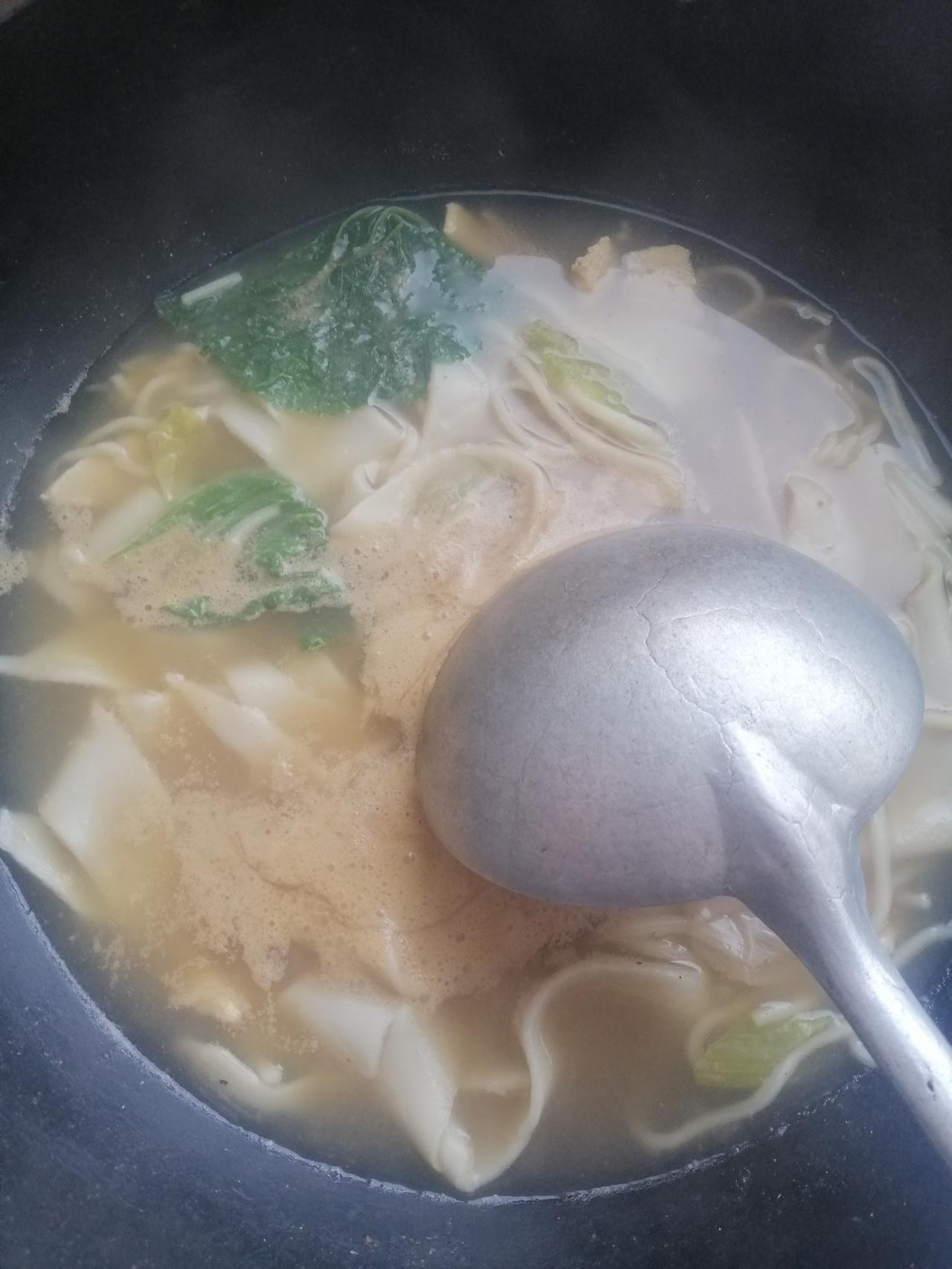 隔夜饭：吃还是不吃？藏着生活里的小纠结隔夜剩菜 剩饭隔夜 
 
“昨晚的剩面条，