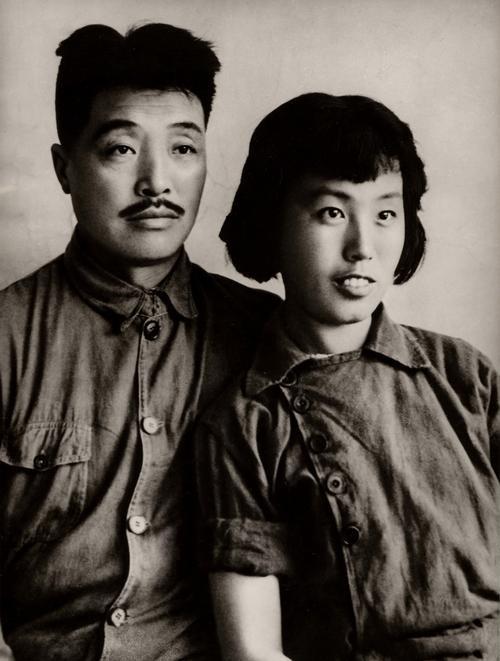 1969年，病重的贺龙，大便一直解不出来，痛苦不堪。这时，薛明就将肥皂水含在嘴里