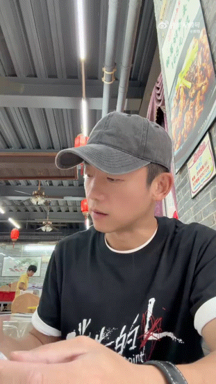 郑恺挑战全天说粤语 《消失的人》路演解锁暖心名场面，郑恺领取粤语体验卡，全程坚持