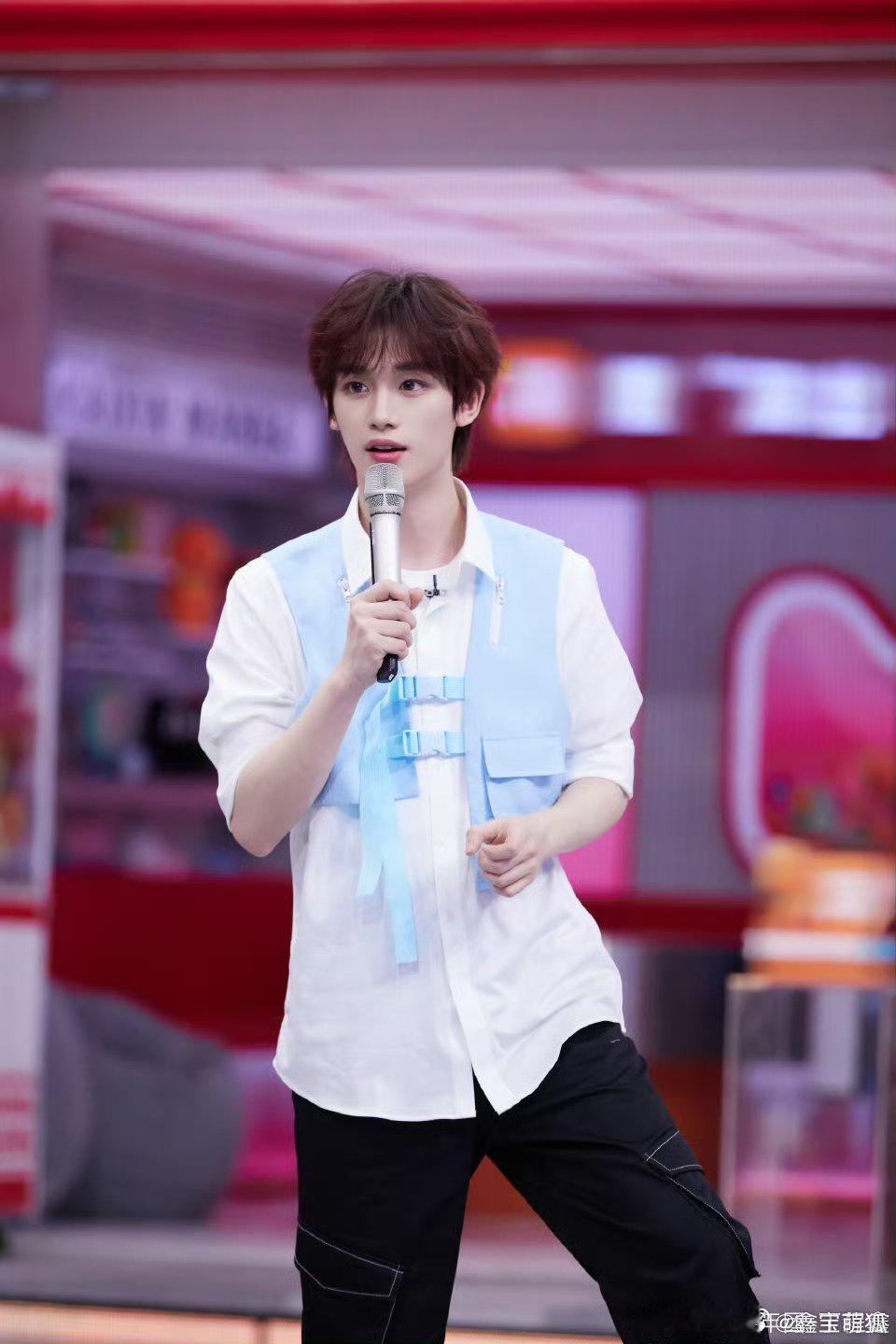 丁程鑫人造神✨丁程鑫星光共舞星星之所以美丽，是因为它的某一颗上有一朵看不见的花。