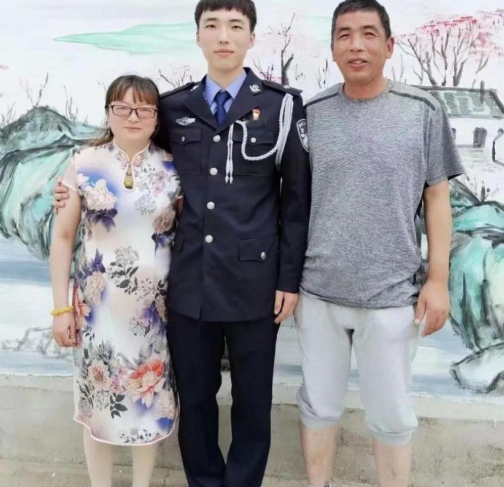 江苏一女子，儿子因公牺牲，她伤心欲绝，每天以泪洗面，2022 年一天，她在商场，