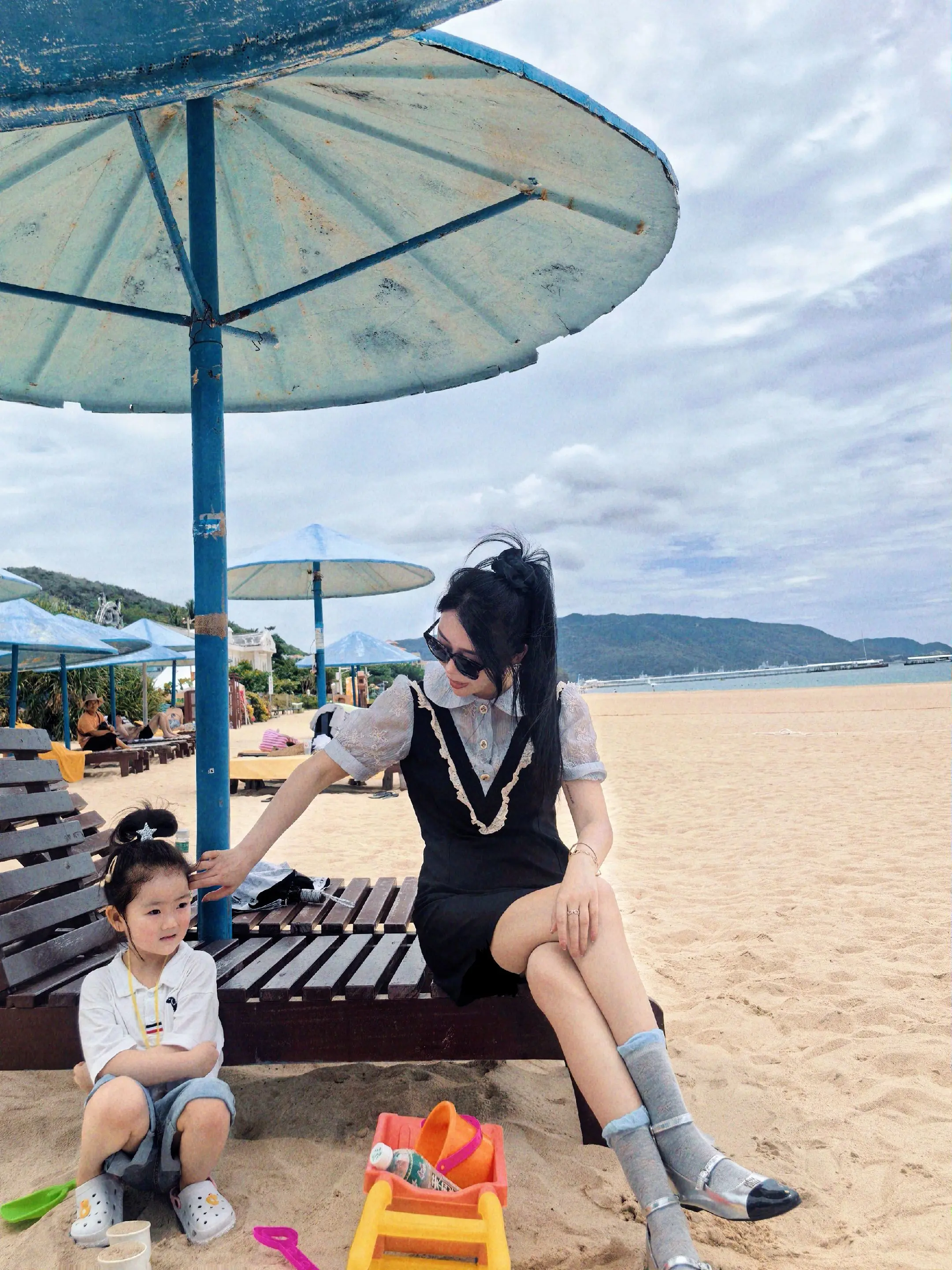 和你一起，收藏世界。我可以握着她的手学写“妈妈”两个字 她可以帮我拍出...