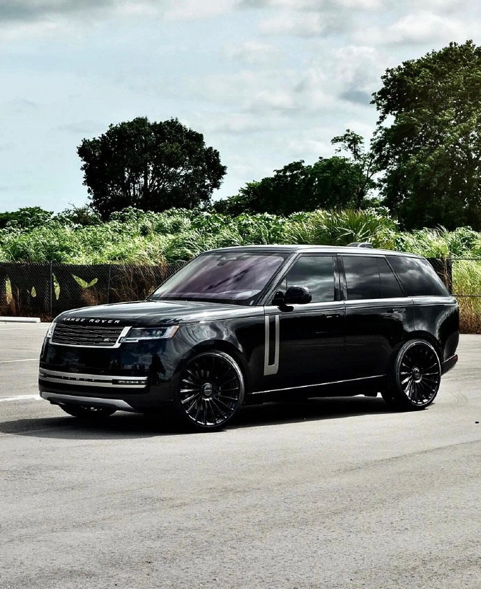 黑武士路虎揽胜行政加长版！23寸熏黑大轮毂，这一代的路虎揽胜，改款很成功，气场依