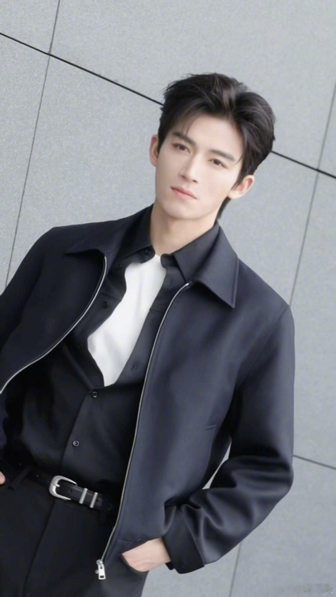 王星越的副驾还缺人吗 开车时的氛围感绝了！眼神专注又深情，好想坐在他旁边，听着歌