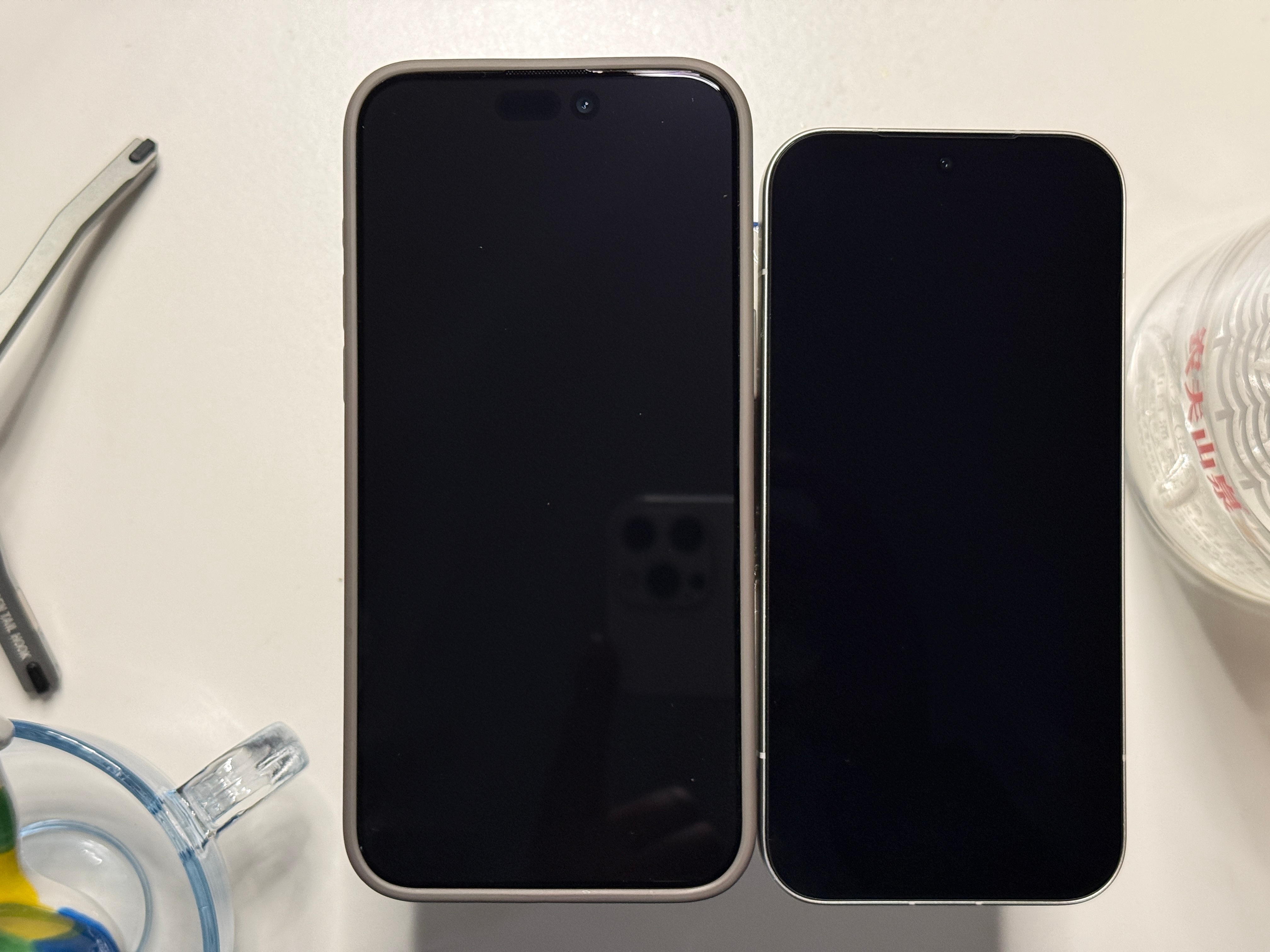 同样都是不带 AR 的手机，一个贴的我们热弯3D 玻璃 AR，一个贴的见峰0.2