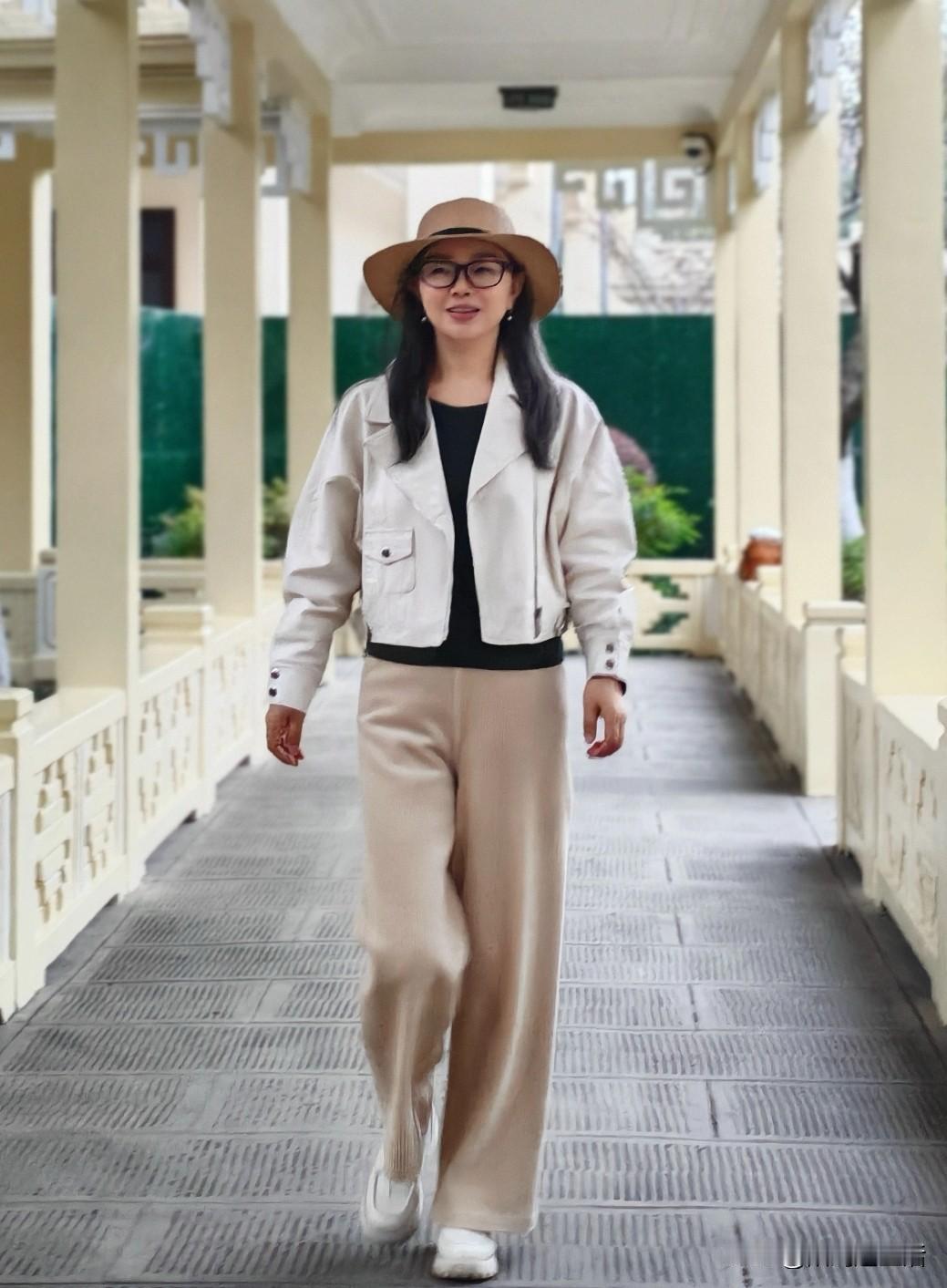 都说女人到了50岁会断崖式衰老，
再怎么折腾也没有魅力了。
我觉得以下这类50岁