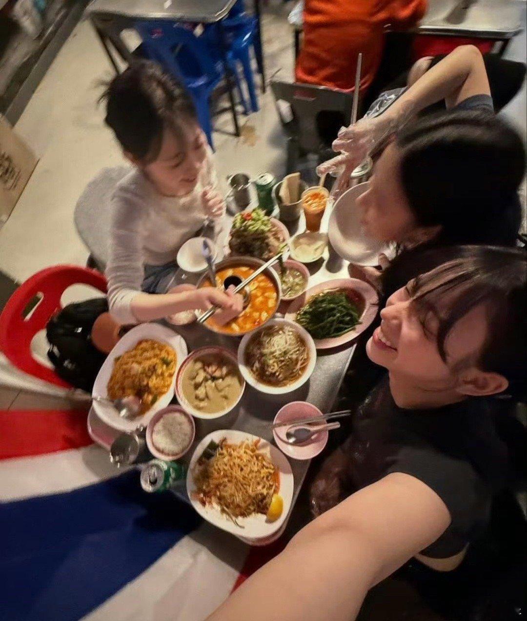 柳智敏申留真聚会 双担狂喜[捂嘴哭]柳智敏申留真韩秀雅聚会！你们三个人当中有三个