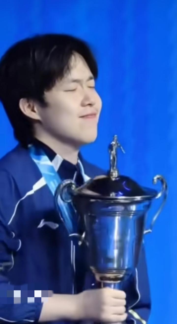 [玫瑰]王楚钦封神时刻！抬手轻轻托奖杯的瞬间，都那么的迷人，这抹上扬的笑，是汗水