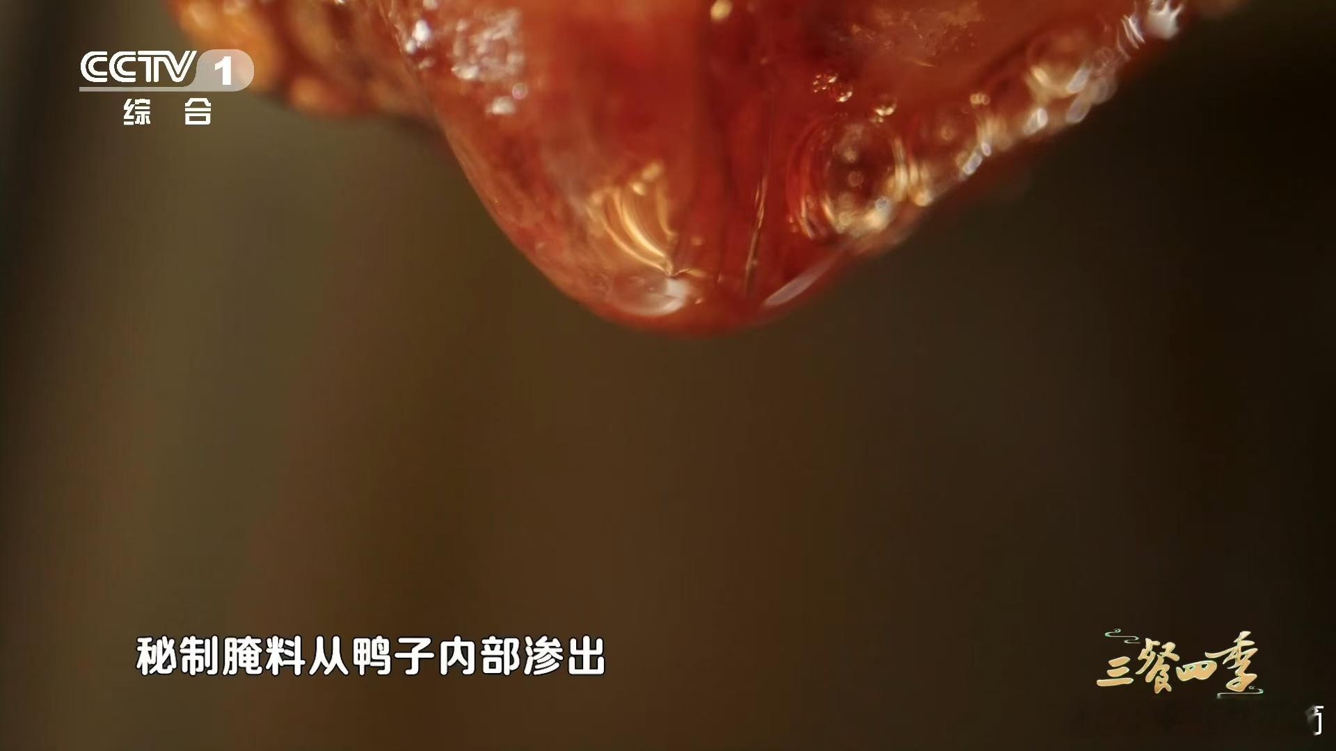 成都的冒烤鸭怎么这么香  成都冒烤鸭，炭火烤制的焦香，冒菜卤汤的鲜辣，每一口都是