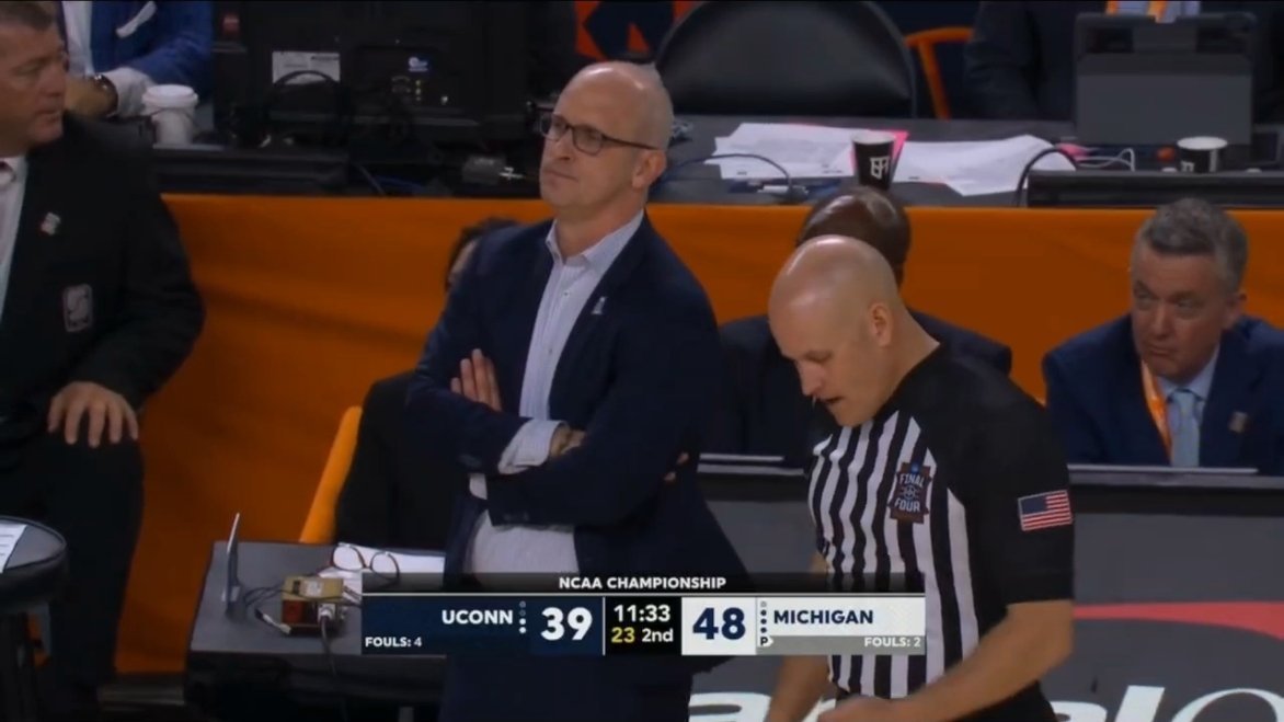 康大落后密歇根，一直被压制着。 