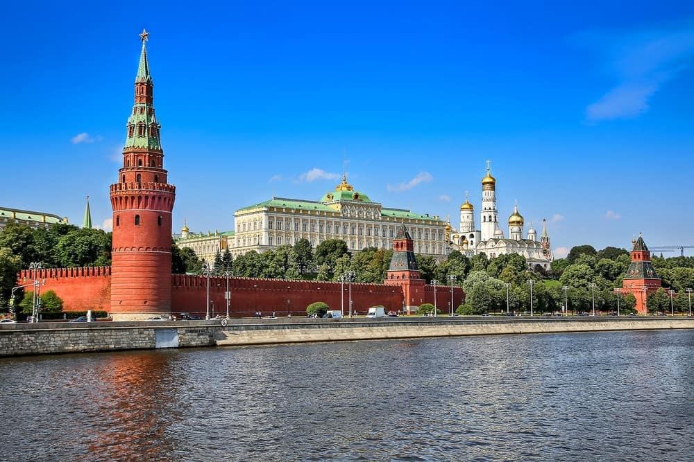 欧尔班卸任后，俄罗斯在欧盟内部一下子“少了张王牌”。谁来接棒？英媒点名了两位候选