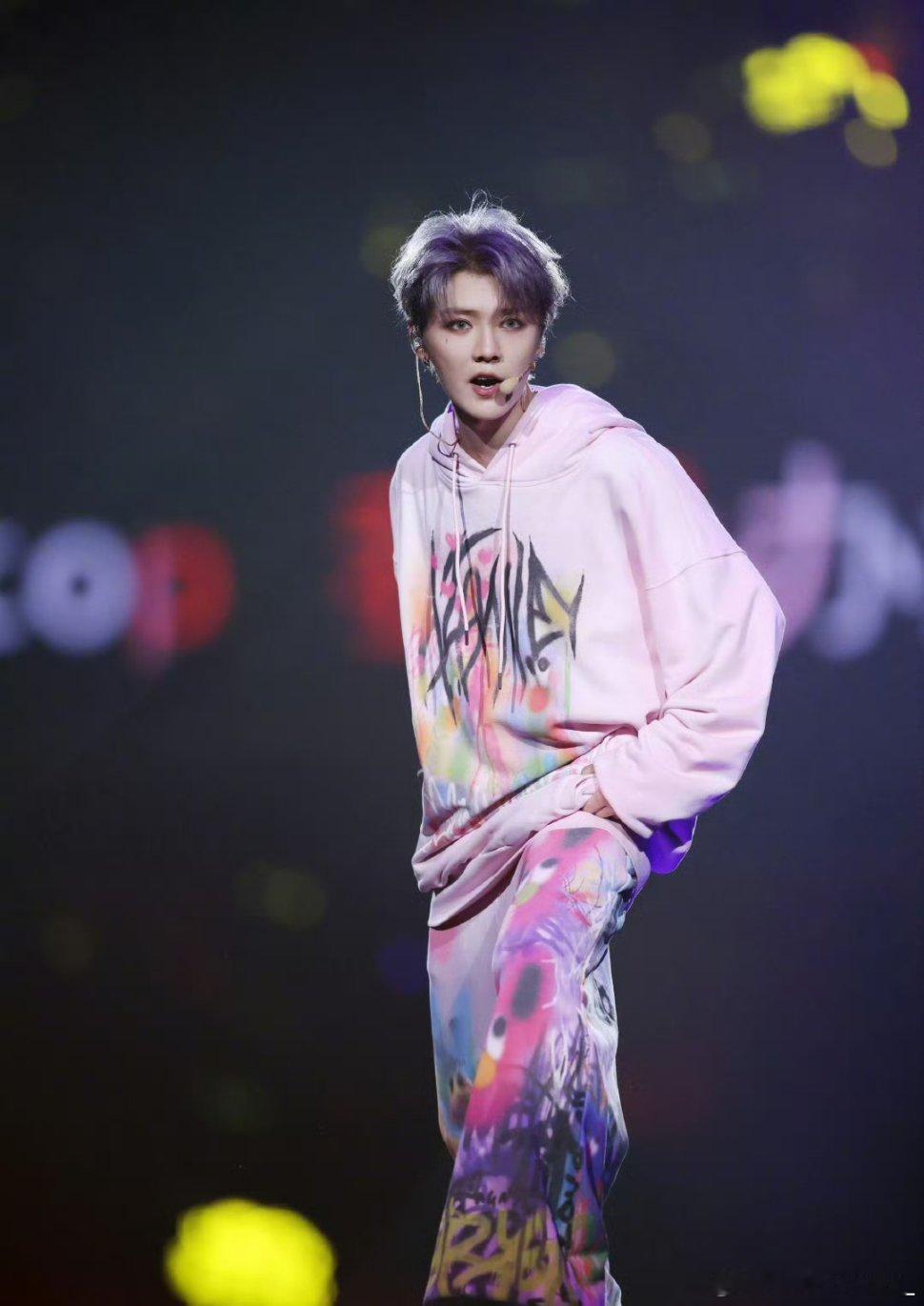 #鹿晗音乐节将在广东佛山举办##鹿晗[超话]#啊一个北方且贫穷的小女孩真的偷偷碎