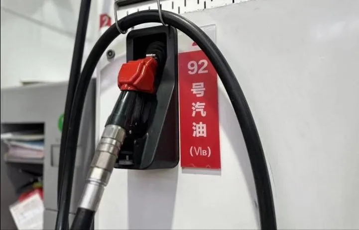 不耐烧、排气管还滴水！国六B汽油到底如何