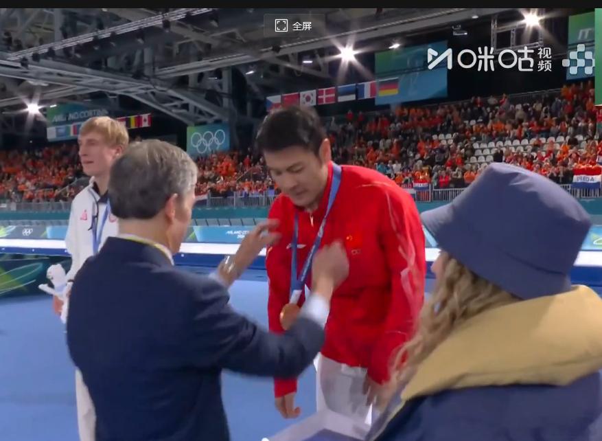 五星红旗，升！！！！义勇军进行曲，唱！！！！金牌，宁忠岩，拿着！！！！宁忠岩冬奥