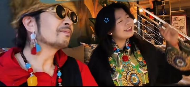 身着极具民族特色的服饰，蒙古族歌手萨琪拉与女儿小宇宙组成的父女组合，在网络上掀起