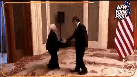 配一句话:黄鼠狼给鸡拜年！后面的女助理拉都拉不住它，就差磕……、下……了吧。我们