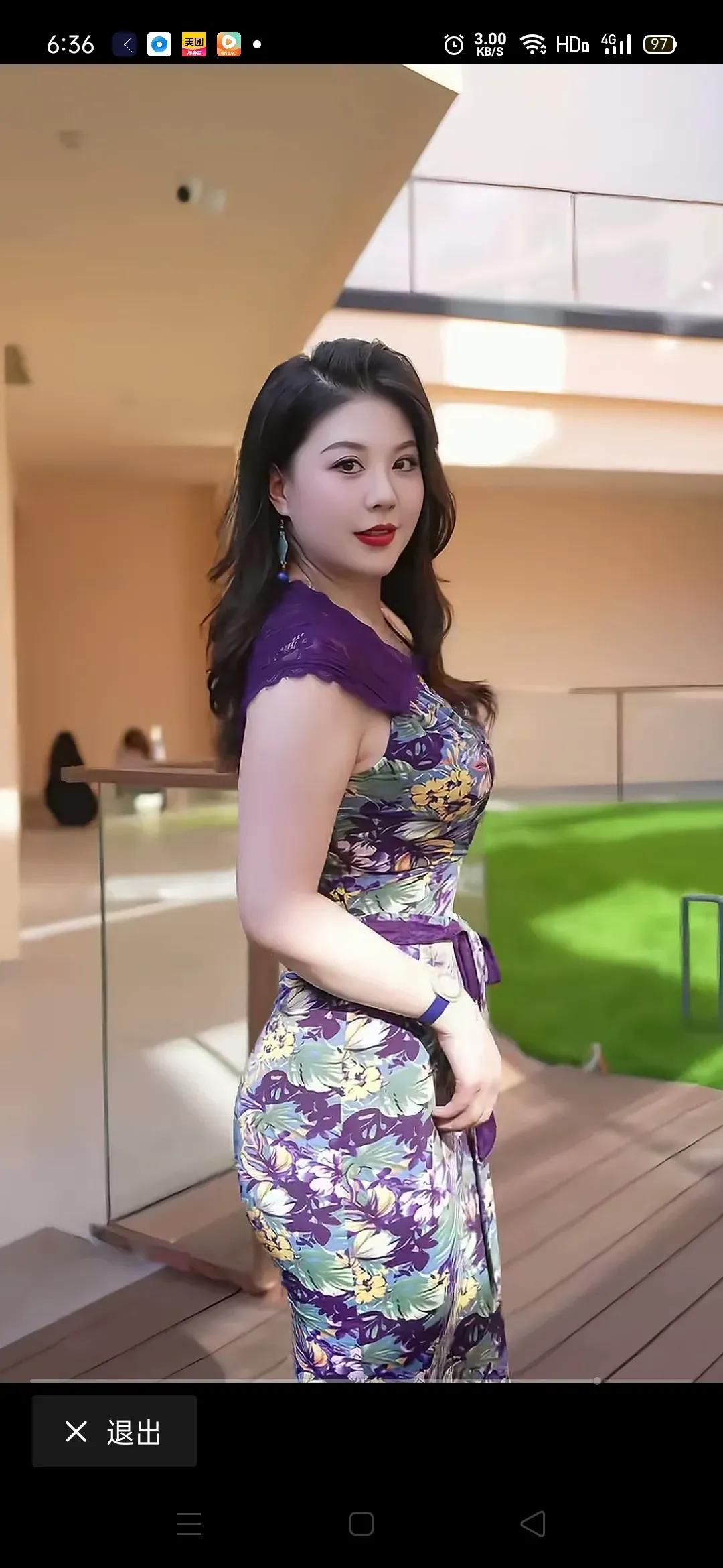 优雅紫色连衣裙，自信的笑容，时尚与自然的完美结合。