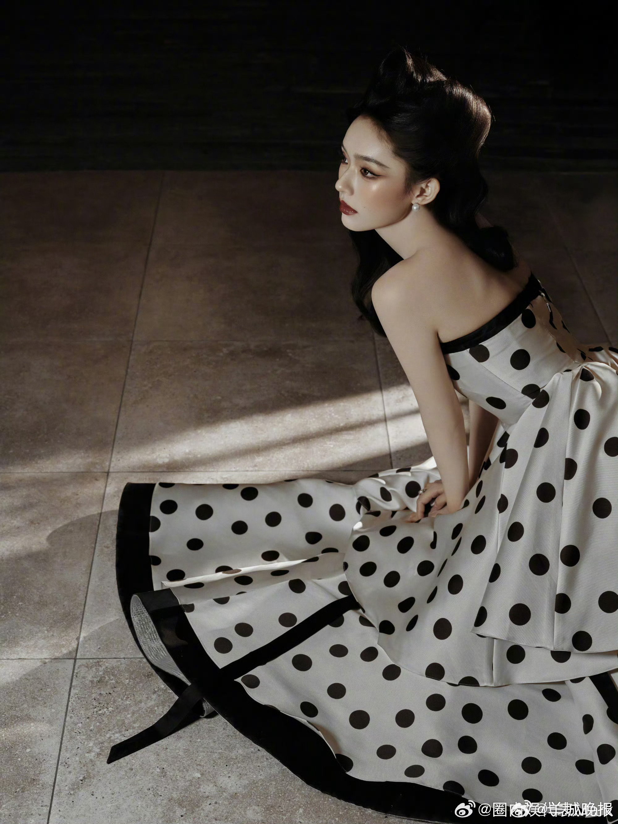 【分享内娱女星波点妆造】将经典波点揉进妆容与造型，每一处波点都在诉说别样的时尚语