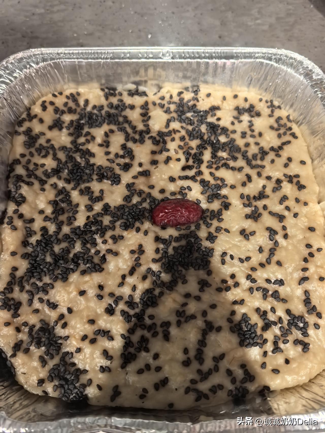今天尝试做水蜜桃燕麦发糕。
家里水蜜桃消耗疲软，本着不浪费的原则，尝试用来做发糕