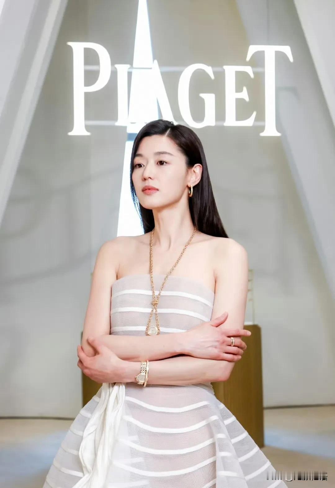 时间只会让全智贤变得更加美丽和有气质。
最近，女演员全智贤前往中国，出席了她担任