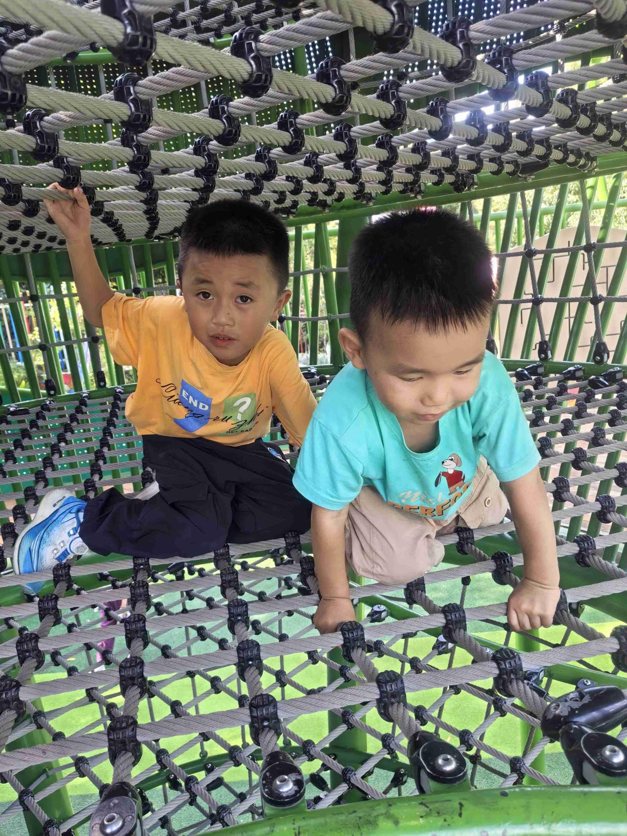 昨天带着两个孙子在儿童游乐场玩了一天。

小柚子带着小骏马不停的攀爬，滑滑梯，玩