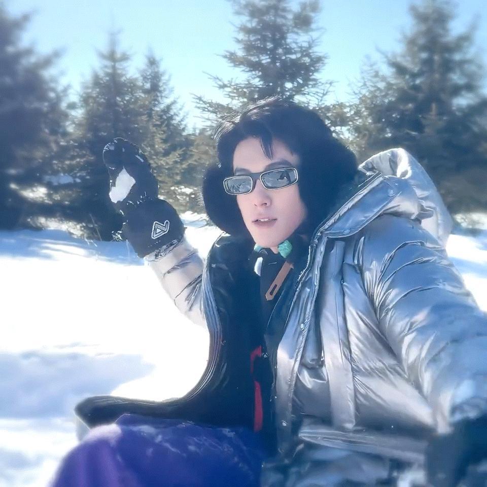 #王鹤棣雪人塑##王鹤棣被按在雪地摩擦#皮皮棣被制裁了!!!被君哥按在雪地摩擦、