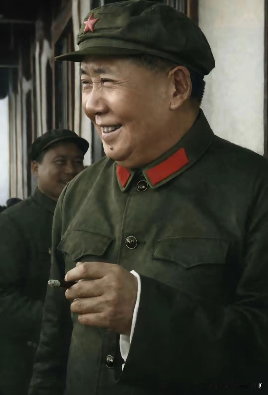 一身戎装，红星熠熠。神态从容豁达，沉淀着岁月历练，尽显伟人宽广博大的胸怀。