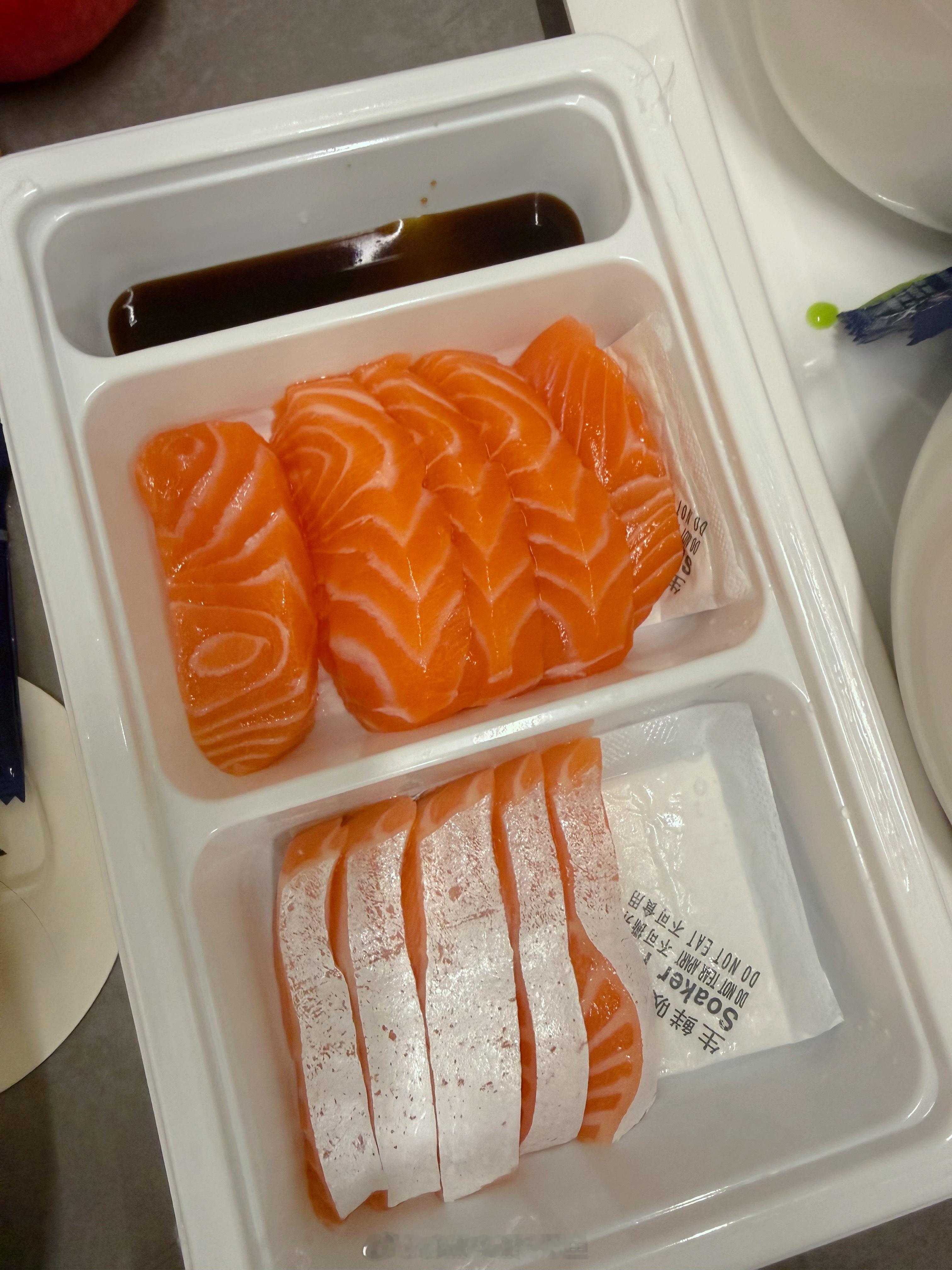 我食欲清单里只剩下一顿刺身大餐和一盒干包榴莲。其实我好像没那么想吃榴莲了，但因为