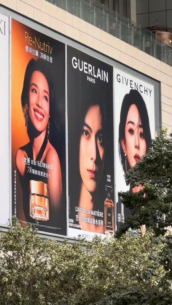 想说中间是哪个大美女，原来是王鹤棣 