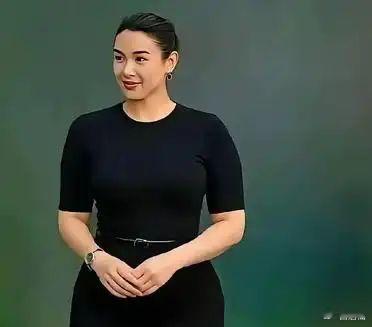 哇, 瞧这魁梧的身材,经大致估量身高达185, 强壮结实且并无失去匀称之感, 就
