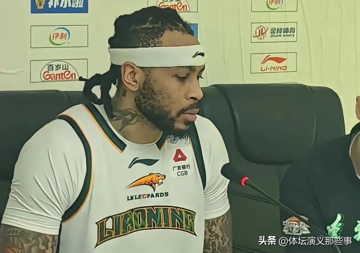 曾经与莫兰德打球行云流水的徐杰如今是彻底蔫了，而作为前队友，莫兰德显然也无法理解