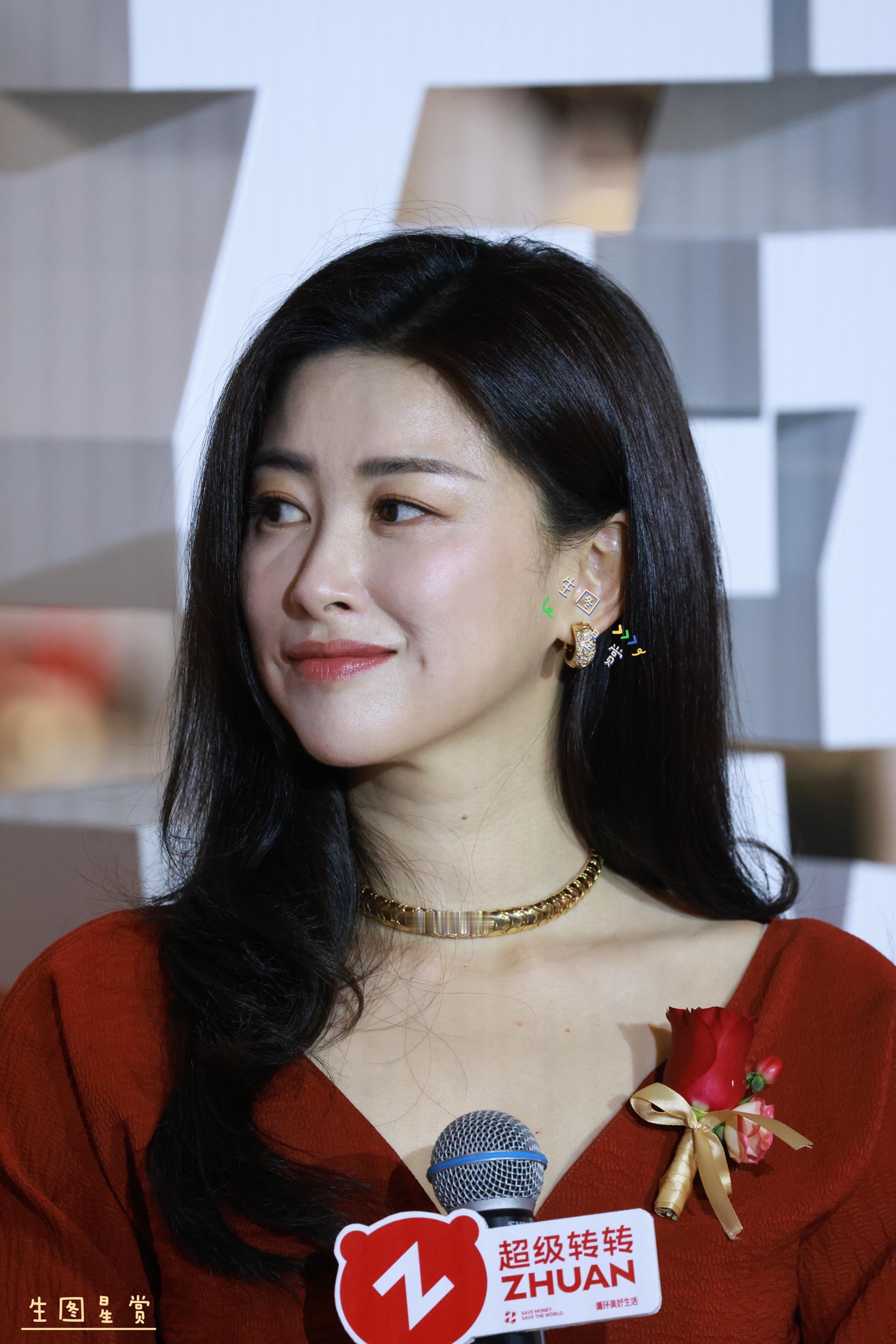 朱珠今日品牌开业拍了拍生图，红裙美艳四方❤️ ​​​
