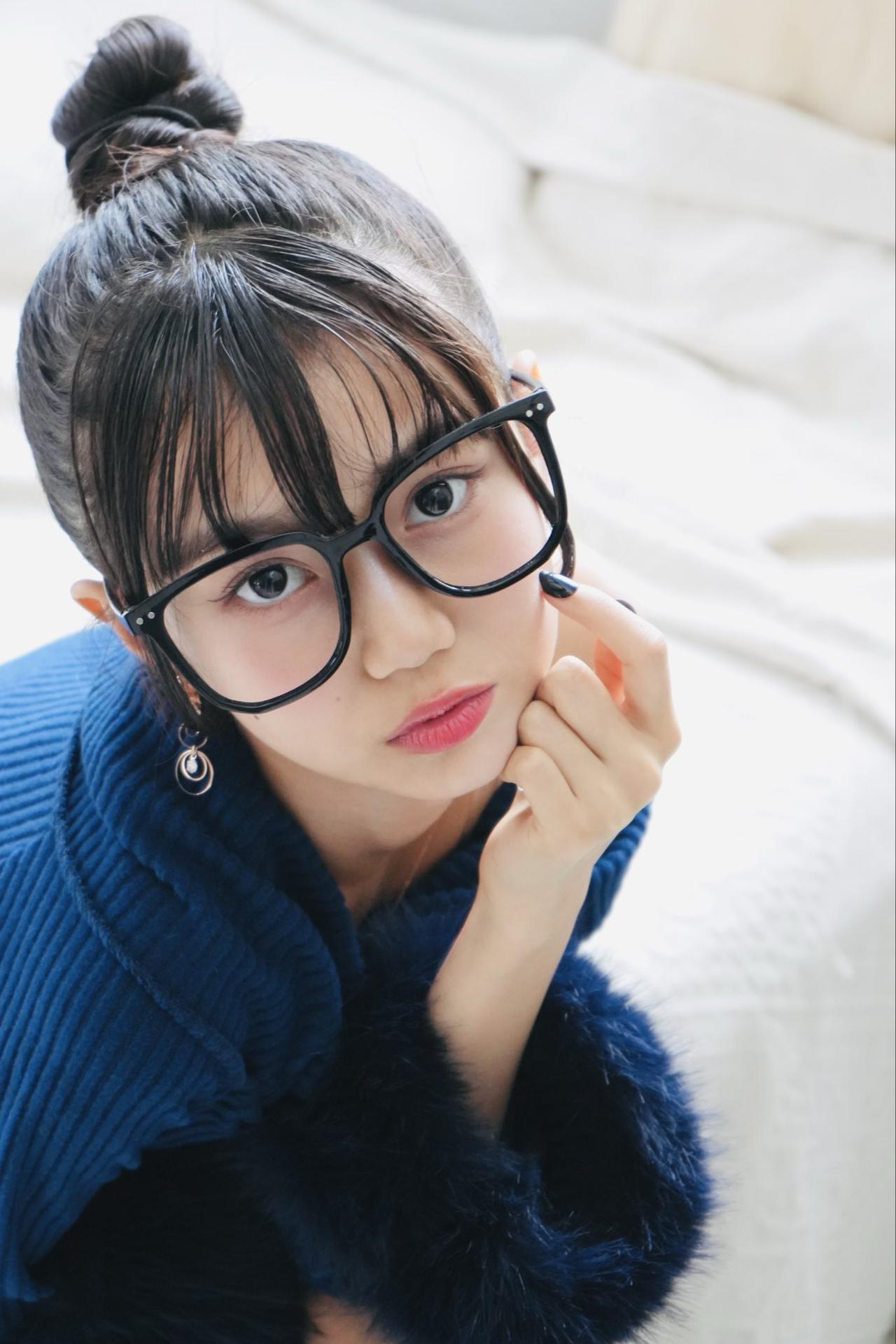 镜中人影，墨镜映秋光。