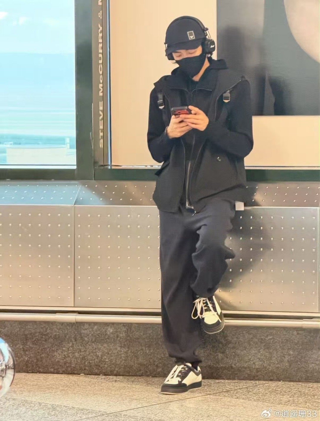 曾舜晞第二章回国 刚结束海外行程的曾舜晞火速回国，靠在栏杆上的瞬间被镜头捕捉，随