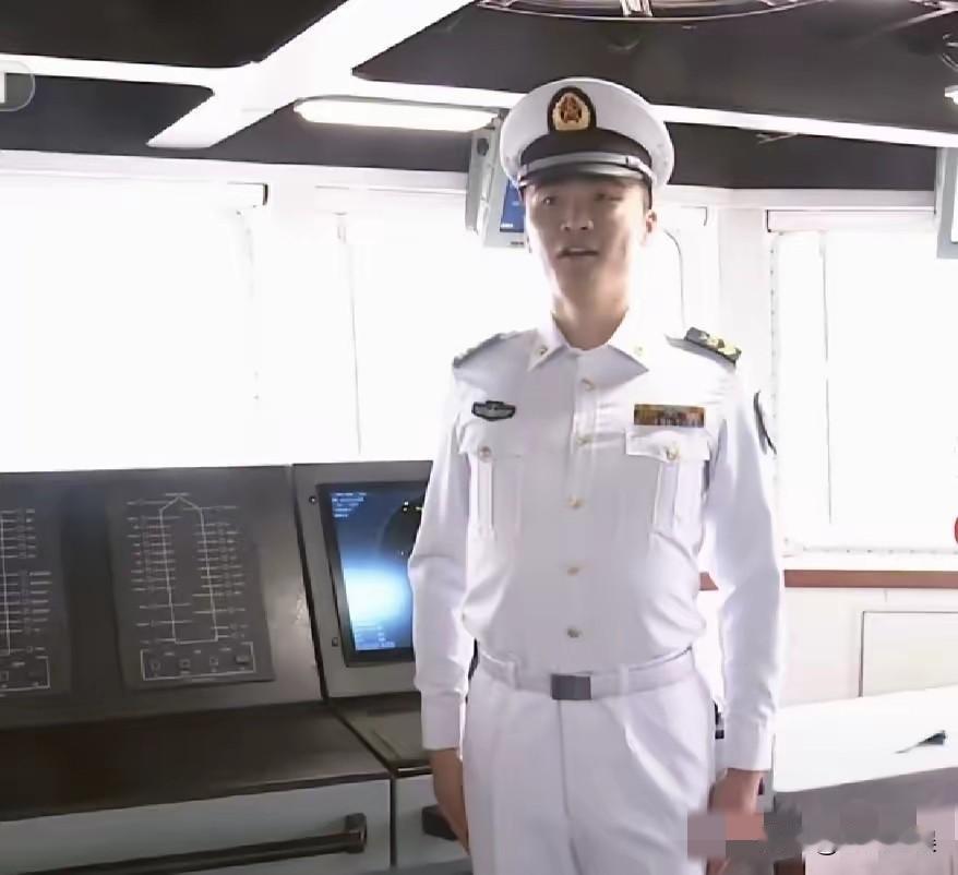 这个小伙子前途绝对不可限量，他在山东舰上工作的时候就接受了检阅，现在调到福建舰上