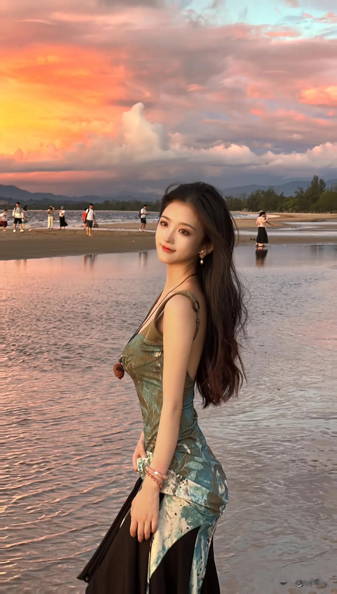 海天一色映芳姿，日暮沙滩共影长。