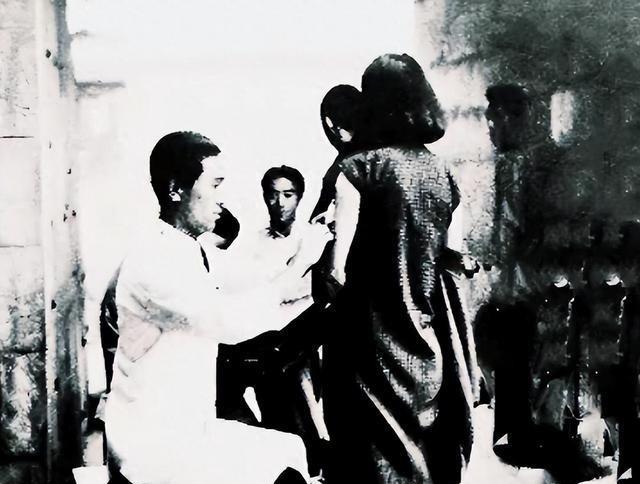 1940年，18岁的袁竹林惨遭日军凌辱，不久她怀孕了，日军得知消息之后，强迫她脱