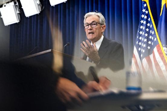 鲍威尔向特朗普宣战，深夜投下2个重磅炸弹，美元美股再遭双杀
 
要搞懂这事儿的来