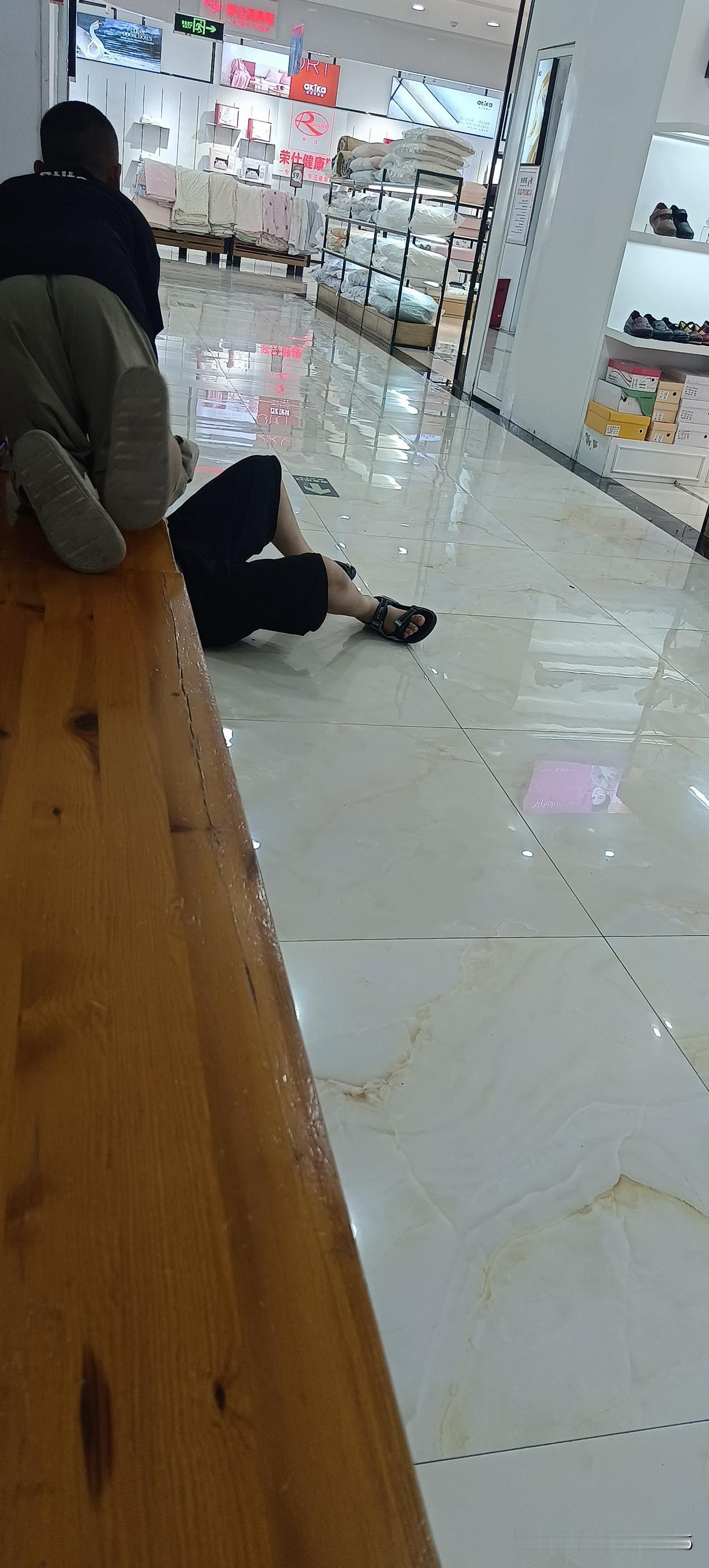 你有多久没有逛商场了？
退了休，没事儿逛逛商场，蹭蹭商场的免费空调，给商场增加点