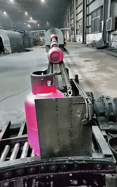 液化气钢罐生产线，生产的速度太快了，也就是几秒钟一个，这一条生产线一天得生产多少