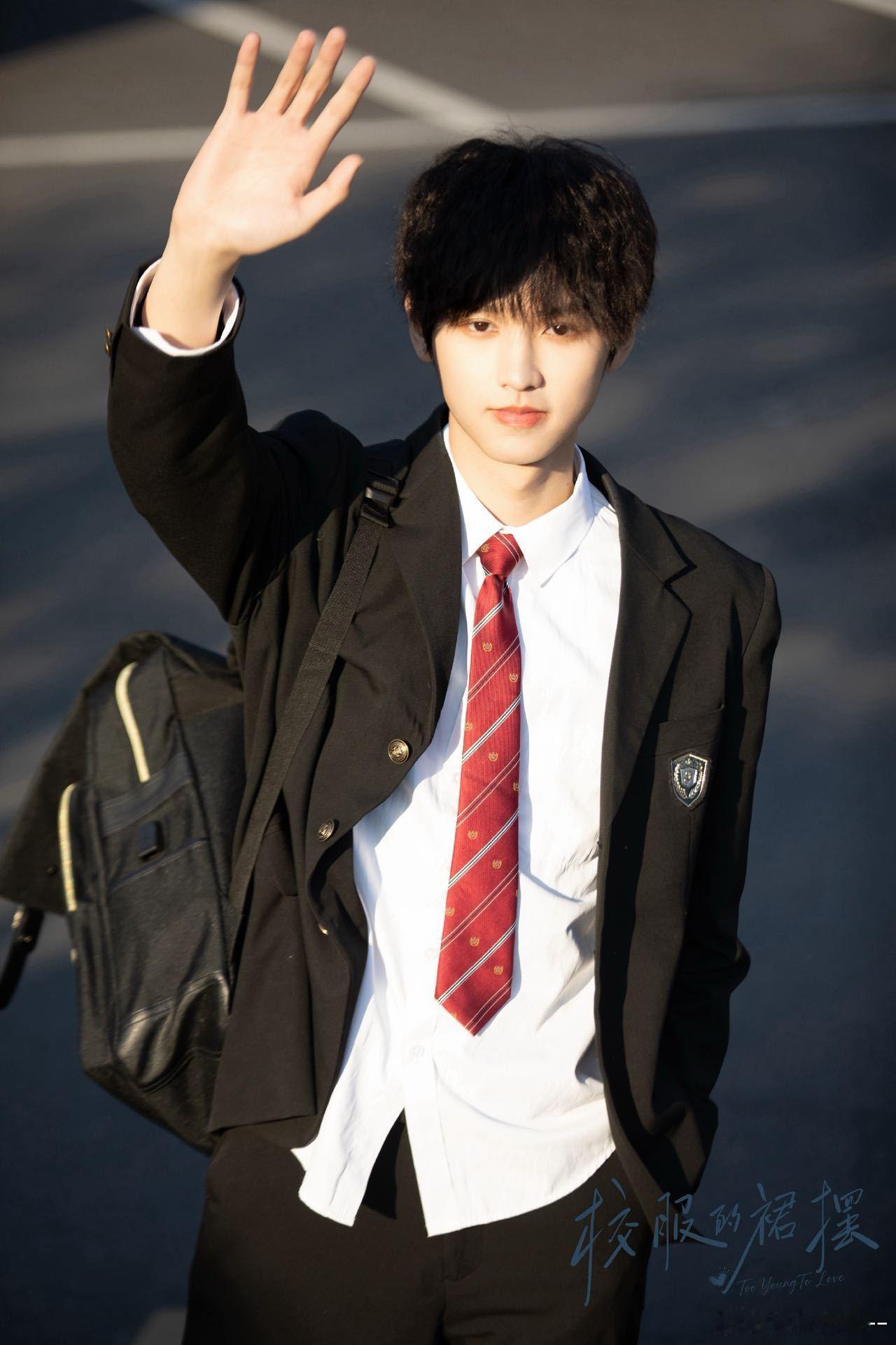 原野上部剧难哄这部剧好哄网剧校服的裙摆 看到演陈凡真的忍不住想笑，上部戏在《难哄