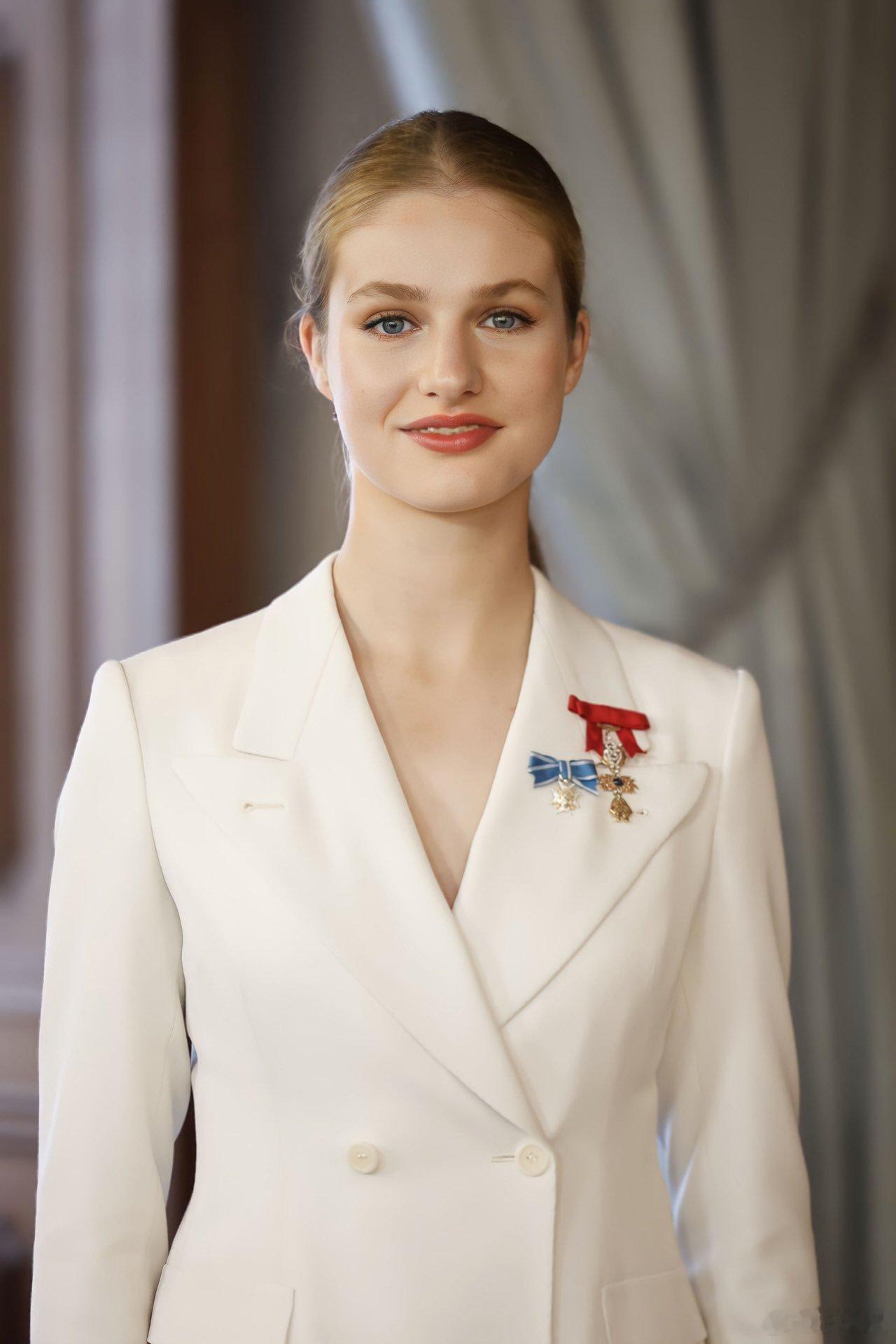 西班牙王室 🇪🇸4月27日，王室宣布阿斯图里亚斯公主莱昂诺尔将入读马德里卡洛