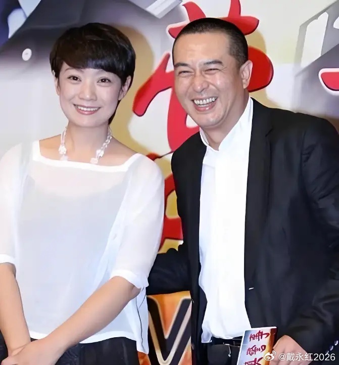 主持人问张嘉译:“你家里，谁管钱？”张嘉译说:“我管钱。”主持人惊讶:“为什么不