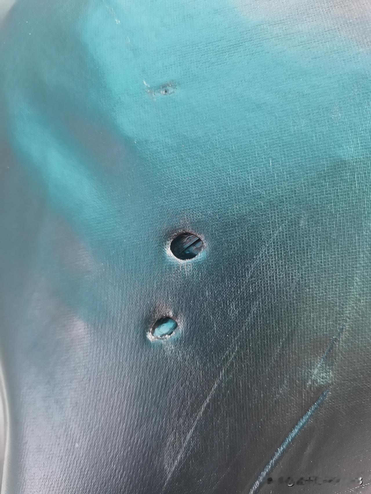 我的电动车坐垫被人用烟头烫了两个窟窿，这是第二次了，第一次是用刀片把我的坐垫割烂